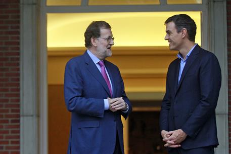 6/07/2017. Rajoy recibe al secretario general del PSOE. El presidente del Gobierno, Mariano Rajoy, saluda al secretario general del PSOE, Pe...