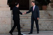 El Rey Felipe VI y el presidente del Gobierno, Mariano Rajoy, en la entrada del Palacio de Marivent (Foto: EFE)