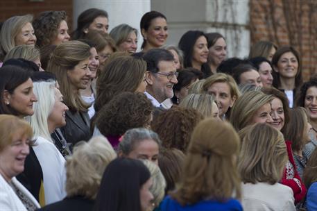 8/03/2017. Rajoy, en el Día Internacional de la Mujer. El presidente del Gobierno, Mariano Rajoy, posa en el Palacio de la Moncloa con las p...