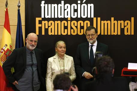 8/05/2017. Rajoy entrega el Premio Francisco Umbral a Fernando Aramburu. El escritor Fernando Aramburu junto al presidente del Gobierno, Mar...