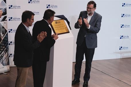 9/08/2017. Rajoy, en los actos del 40º aniversario del Grupo Hotusa. El presidente del Gobierno, Mariano Rajoy, descubre una placa conmemora...