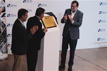 El presidente del Gobierno, Mariano Rajoy, descubre una placa conmemorativa de su visita al Centro Hotusa