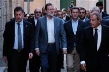 Rajoy, junto al presidente de la Xunta de Galicia, Alberto Núñez Feijóo, y el presidente del Grupo Hotusa, Amancio López