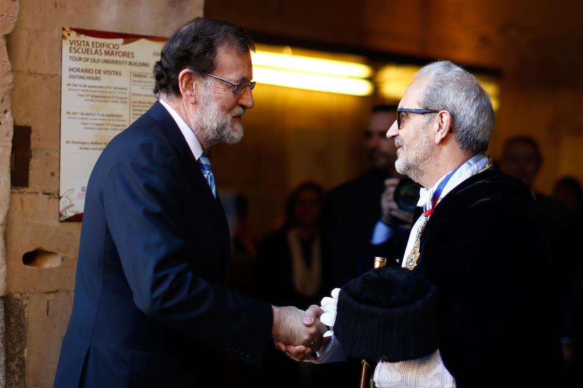 9/11/2017. Rajoy asiste a la investidura de Juncker como doctor honoris causa. El presidente del Gobierno, Mariano Rajoy, saluda al rector d...