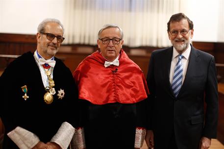 9/11/2017. Rajoy asiste a la investidura de Juncker como doctor honoris causa. El presidente del Gobierno, Mariano Rajoy, junto al rector de...
