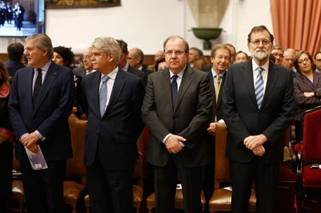 9/11/2017. Rajoy asiste a la investidura de Juncker como doctor honoris causa. El presidente del Gobierno, Mariano Rajoy, junto al ministro ...