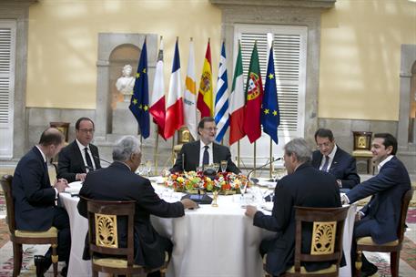 10/04/2017. Rajoy preside la III Cumbre de los países del sur de la UE. El presidente del Gobierno, Mariano Rajoy, conversa con el primer mi...