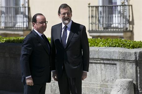10/04/2017. Rajoy preside la III Cumbre de los países del sur de la UE. El presidente del Gobierno, Mariano Rajoy, saluda al presidente de l...