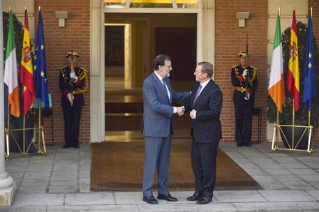 12/01/2017. Rajoy recibe al primer ministro de Irlanda, Enda Kenny. El presidente del Gobierno, Mariano Rajoy, saluda al primer ministro de ...