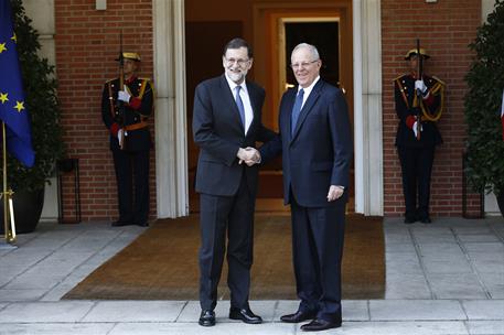 12/06/2017. Rajoy recibe al presidente de la República del Perú. El presidente del Gobierno, Mariano Rajoy, saluda al presidente de la Repúb...