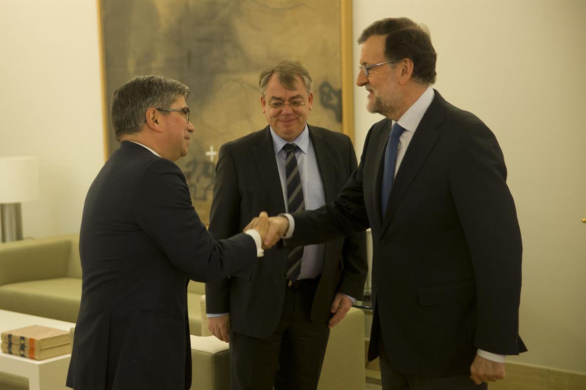 13/03/2017. Rajoy recibe al presidente del Tribunal de Cuentas Europeo. El presidente del Gobierno, Mariano Rajoy, saluda en La Moncloa a Ba...