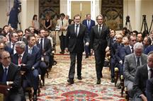El presidente del Gobierno, Mariano Rajoy, y el ministro de Fomento, Íñigo de la Serna (Foto: Pool Moncloa)