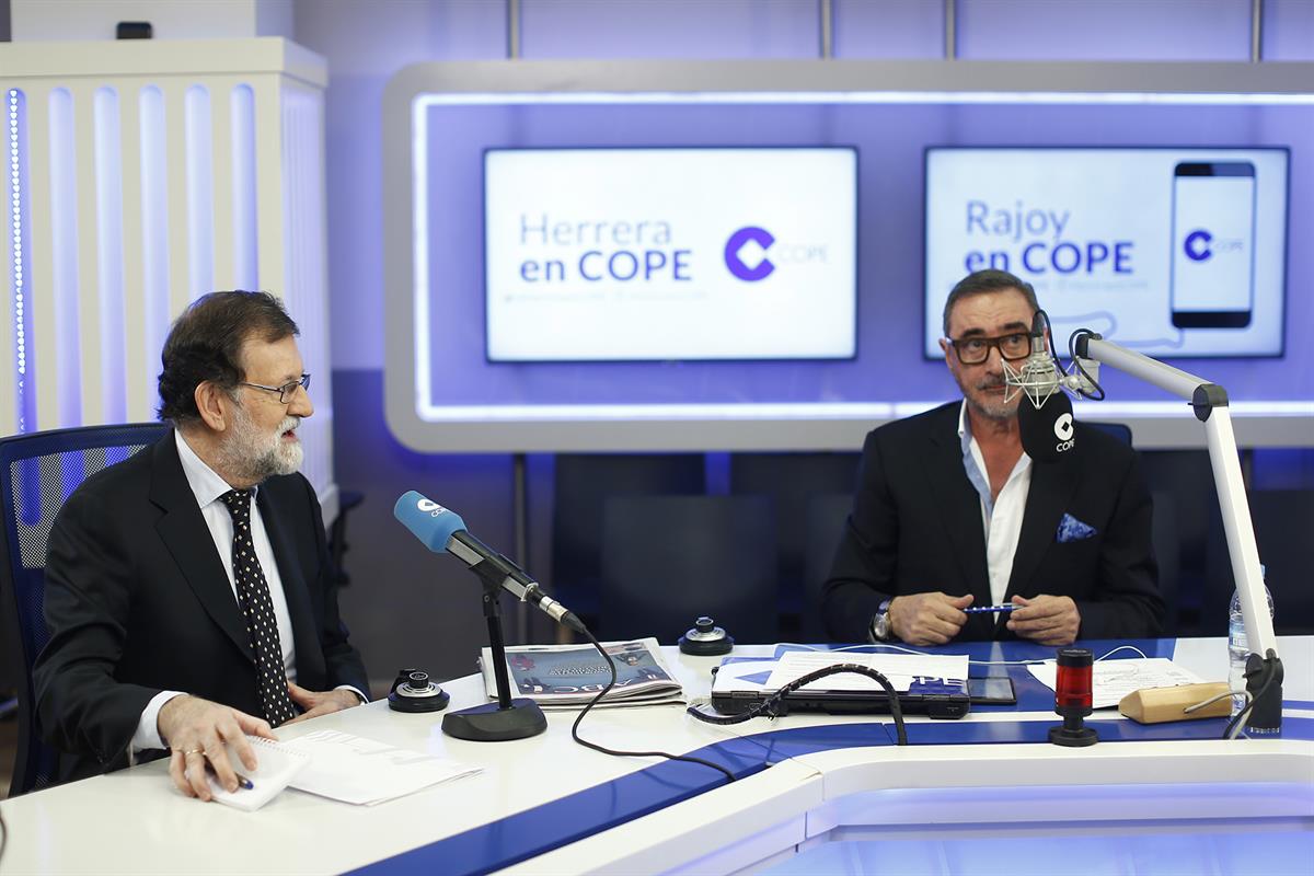 14/11/2017. Mariano Rajoy, en el programa "Herrera en COPE" de la Cadena COPE. El presidente del Gobierno, Mariano Rajoy, junto al conductor...