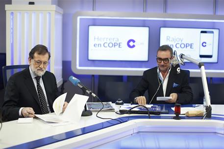 14/11/2017. Mariano Rajoy, en el programa "Herrera en COPE" de la Cadena COPE. El presidente del Gobierno, Mariano Rajoy, junto al conductor...