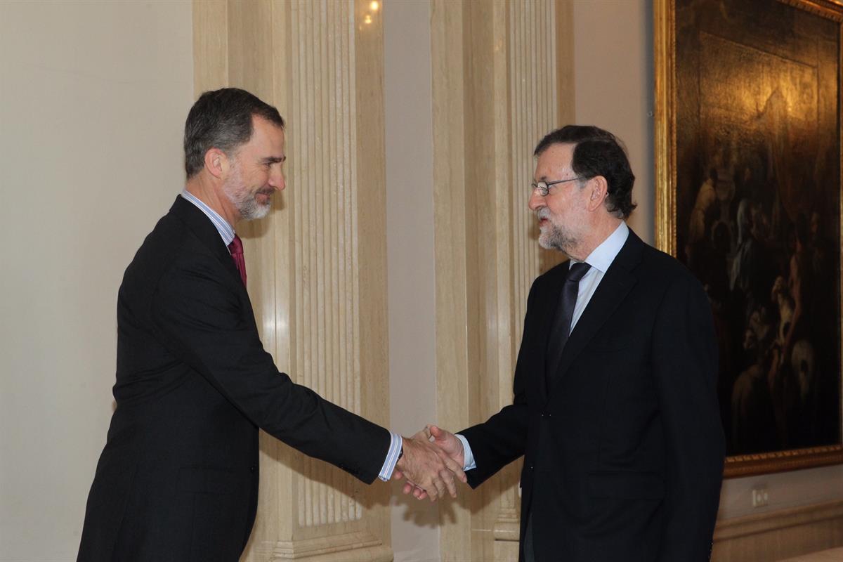 16/03/2017. Rajoy asiste a la sesión ordinaria del Patronato de la Fundación Carolina. El Rey saluda al presidente del Gobierno, Mariano Raj...