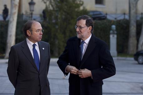 17/01/2017. Mariano Rajoy preside la VI Conferencia de Presidentes. El presidente del Gobierno, Mariano Rajoy, conversa con el presidente de...