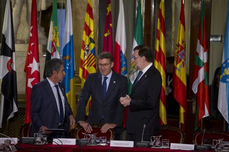 17/01/2017. Mariano Rajoy preside la VI Conferencia de Presidentes. El presidente del Gobierno, Mariano Rajoy, conversa con el presidente de...
