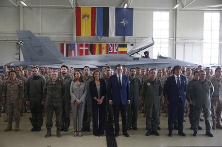 17/07/2017. Rajoy visita al contingente español en Estonia. Foto de familia del presidente del Gobierno, Mariano Rajoy, con la ministra de D...