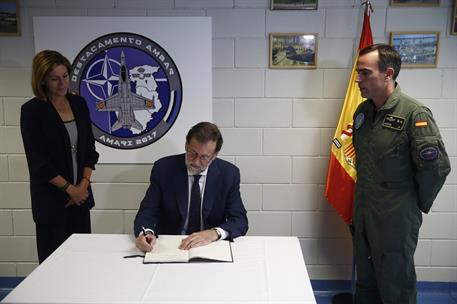 17/07/2017. Rajoy visita al contingente espaol en Estonia. El presidente del Gobierno, Mariano Rajoy, firma el libro de Honor en presencia d...