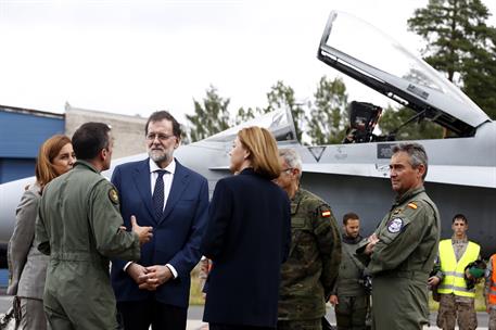 17/07/2017. Rajoy visita al contingente español en Estonia. El presidente del Gobierno, Mariano Rajoy, y la ministra de Defensa, María Dolor...
