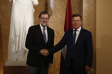 18/07/2017. Rajoy visita Letonia. El presidente del Gobierno, Mariano Rajoy, saluda a Māris Kučinskis, primer ministro de la República de Le...