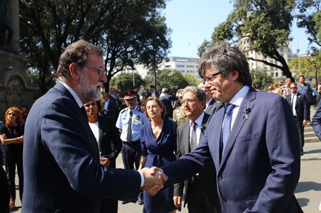 18/08/2017. Rajoy saluda a Carles Puigdemont. El presidente del Gobierno, Mariano Rajoy, saluda al presidente de la Generalitat, Carles Puig...