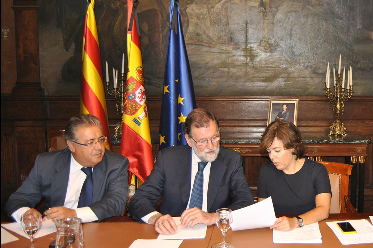 18/08/2017. Rajoy preside la reunión de coordinación sobre el atentado. El presidente del Gobierno, Mariano Rajoy, junto a la vicepresidenta...