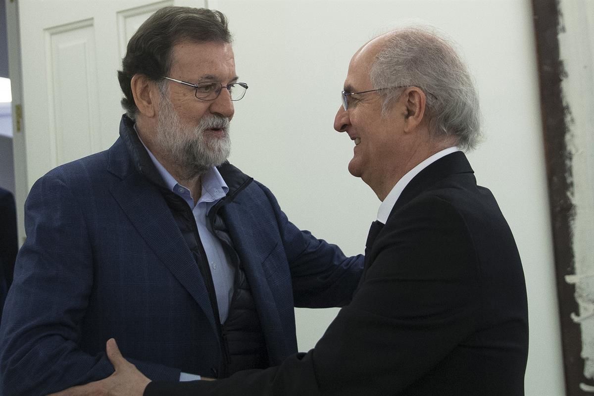 18/11/2017. Rajoy recibe al alcalde metropolitano de Caracas, Antonio Ledezma. El presidente del Gobierno, Mariano Rajoy, saluda al alcalde ...