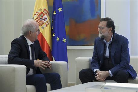 18/11/2017. Mariano Rajoy recibe al alcalde metropolitano de Caracas, Antonio Ledezma. El presidente del Gobierno, Mariano Rajoy, durante su...