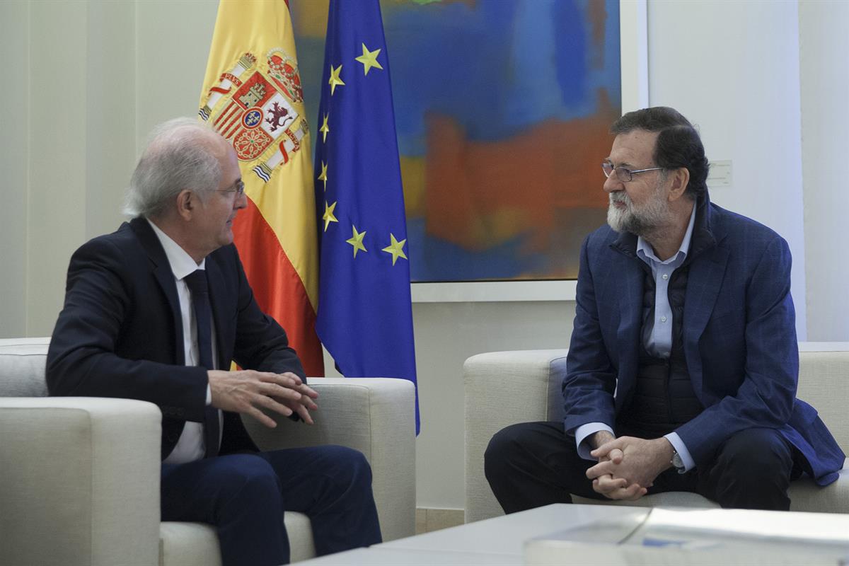 18/11/2017. Mariano Rajoy recibe al alcalde metropolitano de Caracas, Antonio Ledezma. El presidente del Gobierno, Mariano Rajoy, durante su...