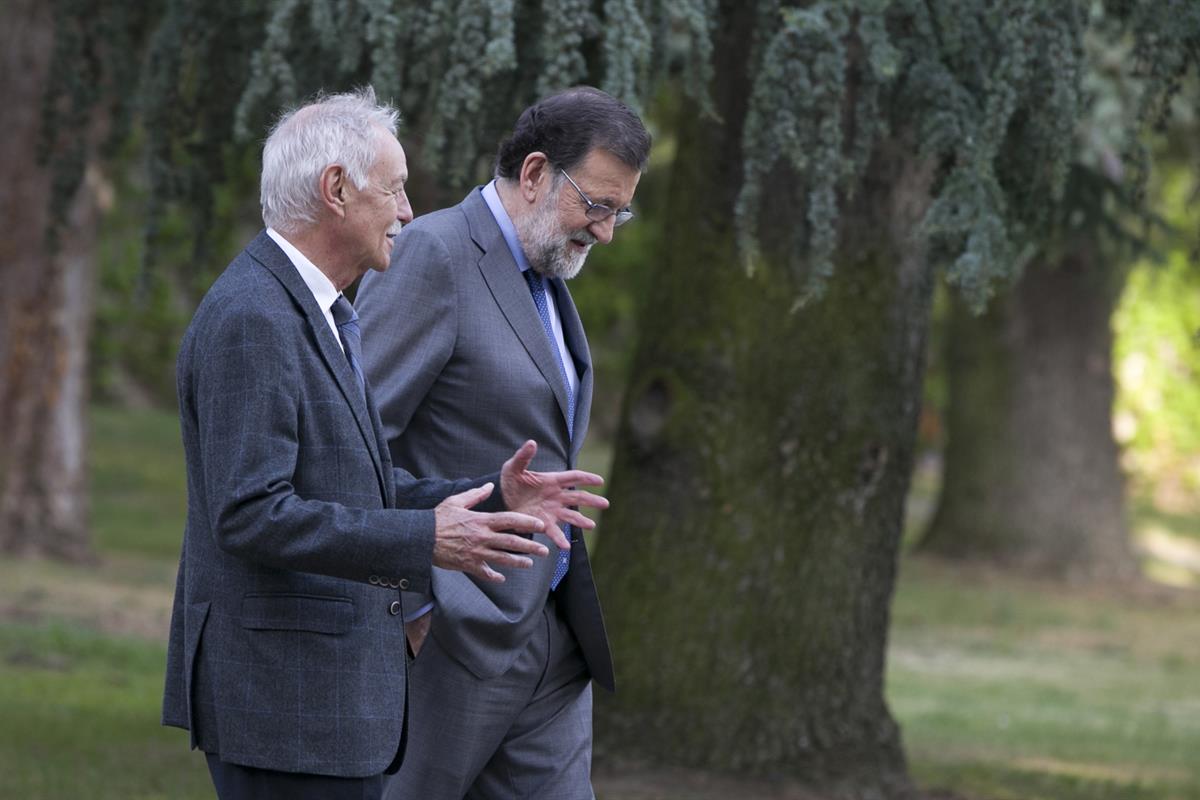 19/04/2017. Rajoy recibe al escritor Eduardo Mendoza. El presidente del Gobierno, Mariano Rajoy, conversa en los jardines de La Moncloa con ...