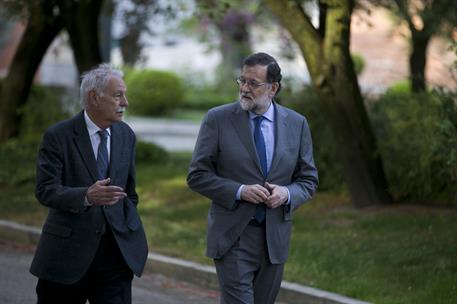19/04/2017. Rajoy recibe al escritor Eduardo Mendoza. El presidente del Gobierno, Mariano Rajoy, conversa en los jardines de La Moncloa con ...