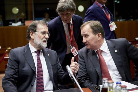 19/10/2017. Mariano Rajoy asiste al Consejo Europeo. El presidente del Gobierno, Mariano Rajoy, conversa con el primer ministro de Suecia, S...