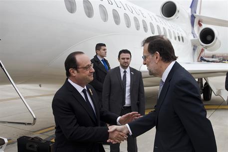 20/02/2017. XXV Cumbre Hispano-Francesa. El presidente del Gobierno, Mariano Rajoy, recibe en el aeropuerto de Málaga al presidente de la Re...