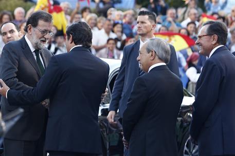 20/10/2017. Rajoy asiste a la entrega de los Premios Princesa de Asturias. El presidente del Gobierno, Mariano Rajoy, saluda al presidente d...
