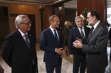 20/10/2017. Rajoy asiste a la entrega de los Premios Princesa de Asturias. El presidente del Gobierno, Mariano Rajoy, conversa con el presid...