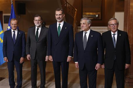 20/10/2017. Rajoy asiste a la entrega de los Premios Princesa de Asturias. El Rey Felipe VI posa con el presidente del Consejo Europeo, Dona...