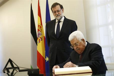 20/11/2017. Rajoy recibe al presidente de Palestina. El presidente de Palestina, Mahmoud Abbas, firma en el Libro de Honor de La Moncloa en ...
