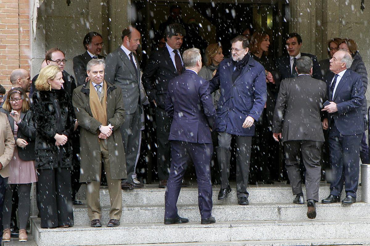 23/03/2017. ‌Minuto de silencio por los atentados de Londres. El presidente del Gobierno, Mariano Rajoy, junto al embajador del Reino Unido ...