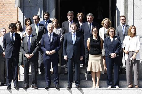 23/05/2017. Minuto de silencio en La Moncloa. El presidente del Gobierno, Mariano Rajoy y el embajador británico en España, Simon Manley, y ...