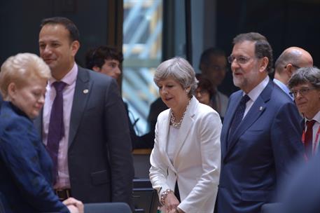 23/06/2017. Mariano Rajoy asiste al Consejo Europeo. El presidente del Gobierno, Mariano Rajoy, conversa con la primera ministra británica, ...