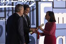 Mariano Rajoy entrega el Premio Fernández-Latorre a María Emilia Casas