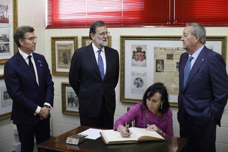 23/11/2017. Rajoy entrega el premio Fernández-Latorre. La jurista y expresidenta del Tribunal Constitucional, María Emilia Casas, firma en e...