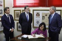 Mariano Rajoy, junto a María Emilia Casas durante la firma en el libro de honor de la Fundación Santiago Rey Fernández-Latorre