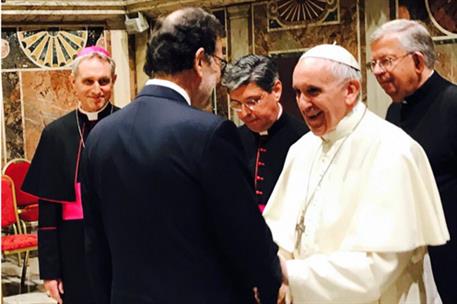 24/03/2017. Rajoy asiste a la audiencia del Papa a los líderes de la UE. El Papa Francisco conversa con el presidente del Gobierno, Mariano ...