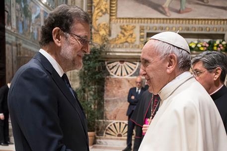 24/03/2017. Rajoy en la audiencia del Papa a los líderes de la UE. El Papa Francisco saluda al presidente del Gobierno, Mariano Rajoy, duran...