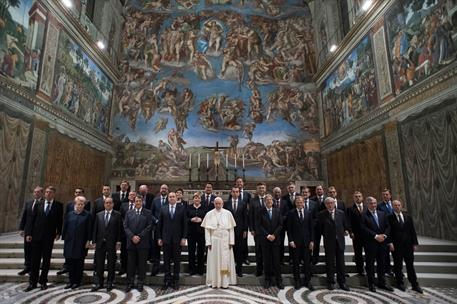 24/03/2017. Rajoy en la audiencia del Papa a los líderes de la UE. Foto de familia de el Papa Francisco y los líderes de la Unión Europea.