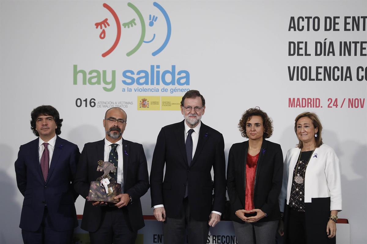 24/11/2017. Rajoy en el Día de la Eliminación de la Violencia contra la Mujer. El presidente del Gobierno, Mariano Rajoy, junto a la ministr...