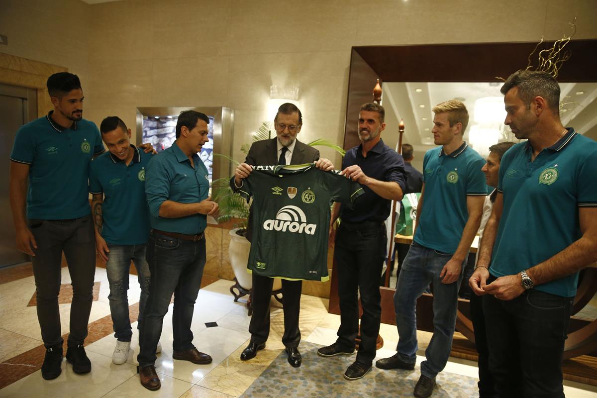 25/04/2017. Viaje oficial de Rajoy a Uruguay. El presidente del Gobierno, Mariano Rajoy, recibe una camiseta firmada del equipo brasileño de...