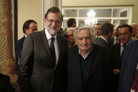 25/04/2017. Viaje oficial de Rajoy a Uruguay. El presidente del Gobierno, Mariano Rajoy, posa junto al expresidente uruguayo José Mujica, du...